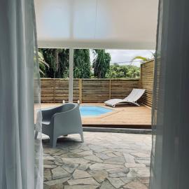 Bas de villa F2 clôturé avec jardin au Lamentin, Hotel in Lamentin