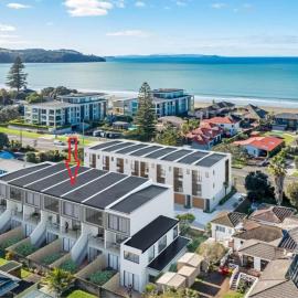 Modern Orewa Delight w Parking just Steps to Beach, hotel in Orewa