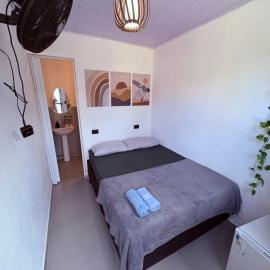 Mini Suites Lemon - Ar Condicionado e Cozinha - Praia do Sesc Bertioga，貝爾蒂奧加的飯店