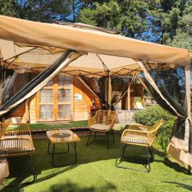 Chalet en bois avec Jacuzzi Privé et Piscine, hotel in Porto-Vecchio