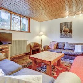 Spacious 4 Bedroom Apartment in Essert Romand, hotel in Essert-Romand