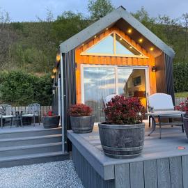 Tumpseys Hideaway with Hot Tub & Sunset Loch Views, Glencoe Near Fort William