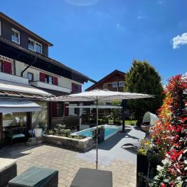 Landhaus Charivari Sommer-Hörnerbahnen kostenlos، فندق في بلوسترلانج
