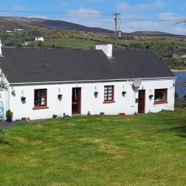 Granny's cottage, a lovely lakeside cottage, hotell i Donegal