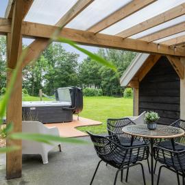 Luxurious nature stay in Friesland with jacuzzi, hotel a Veenklooster