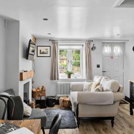 Apothecary Cottage - Pet Friendly Wedmore Couples Cottage - Free WiFi - Free Parking, hotel u gradu Wedmore