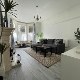 Spacious Flat! Sleeps 7, Pet Friendly and Parking, hotel in Kingsthorpe