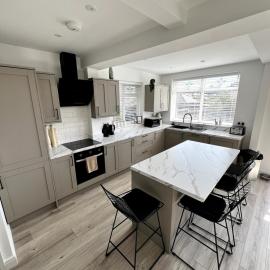 Spacious, cosy & stylish 3 Bed Home in Salford, near Trafford Park - Free Parking