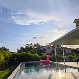 WOW Pool Feel Like Home Villa: Schinias şehrinde bir otel