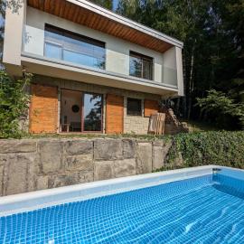Modernistyczna willa poety i aktorki, z widokiem na jezioro i góry oraz prywatnym basenem, sauną, kominkiem, lasem i ogrodem