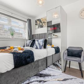 La Maisón, City Centre House, EV Parking, Fast WiFi, Netflix Private Entrance, Garden