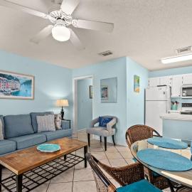 Peaceful Paradise Steps to Beach Pool & Hot Tub, hotel i Destin