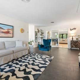 Ben's Bungalow - 8min to Siesta Key - Gigabit Wifi, hotel u gradu 'Sarasota'