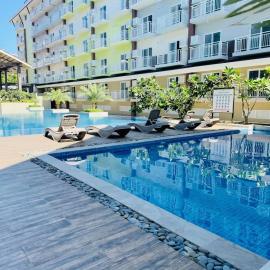 Cozy Staycation Amani Grand Resort Residences Near Cebu Airport with Pool & Gym , Free Wifi, hotel di Pusok