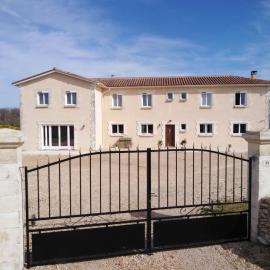 Le clos de bourdeilles chambre 3 avec wifi, hotell sihtkohas Bourdeilles