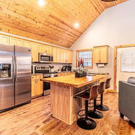 Whispering Pines Cabin, hotel a Whittier