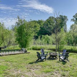 On-Site Creek Access: Pet-Friendly Cosby Cabin!, hotel en Cosby
