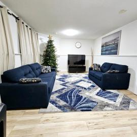 1 Bedroom Apartment with Living Room and Full Washroom to yourself alone and a private car park, hotel in London