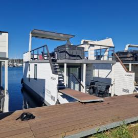 Floating House SENA, hotel di Pula
