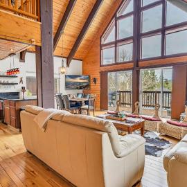 Spacious Truckee Retreat with Fireplace & Deck