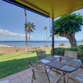 Oceanfront Condo w/ Pool Access on Molokai!, ξενοδοχείο σε Maunaloa