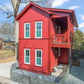 PatioPad~UltraWalkable~Fenced~Pets~Design2Delight!, hotel in Raleigh