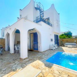 Villa Teresa Elegant & Relaxing Holiday Home with private hydro spa pool, hotel en Torre Lapillo