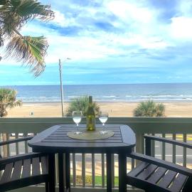 2 Bd, Oceanfront Oasis, Lots of deals and Winter Texans book early, hotel in Galveston