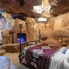 Cave Dwellers- Zions' Only Hand-Sculpted Cave, hotel Cane Bedsben