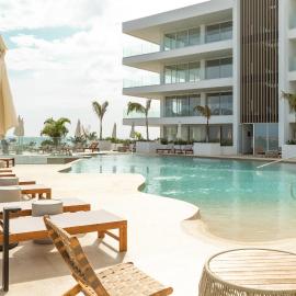 Luxe Penthouse met zeezicht en directe toegang tot zwembad en strand op Mambo Beach