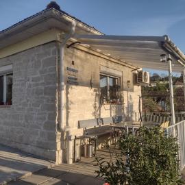 Stone house next to Cluj-Napoca, hotel en Dezmir