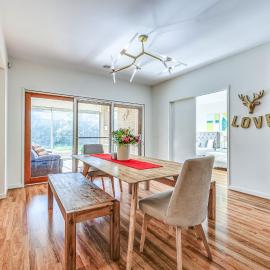 Stylish Luxe House For Big Group Near Shopping Center, hótel í Point Cook
