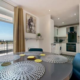 Pass the Keys Lovely 2 Bed2 Bath in City Centre Free Parking