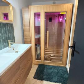 Charmante maisonnette de village avec sauna โรงแรมในเบดวง