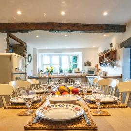 Stunning 4-Bed Thatched Cottage in Oxfordshire, hotel a Ledwell