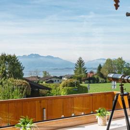 CHALET AM SEE - Seeblick Bergblick modern charmant NEU, hotel en Seeon-Seebruck