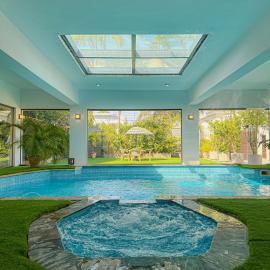 Luxury 4-Bedroom Villa with Private Pool in DHA Ph-6, Karachi, hotelli kohteessa Karachi