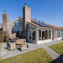 Kievit I Spacious Bungalow with Fine Garden
