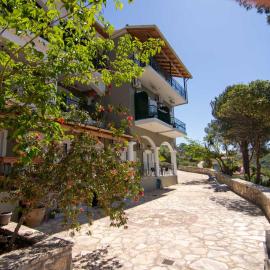 Sea and mountain hotel, hotel en Perdika