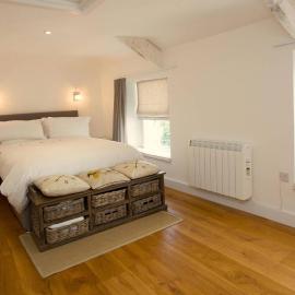 Luxury Spacious Cottage with River Views, hotel in Calstock