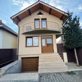 Casa cu brad โรงแรมในอัลบายูเลีย