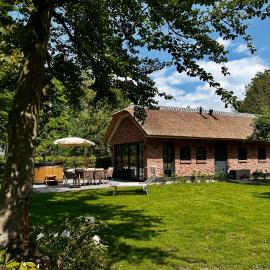 Landhuisje ter Heide - charming cottage with hottub، فندق في De Moer