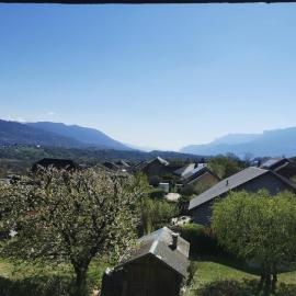 Quiet apartment between sky and mountains, hotel a Cruet