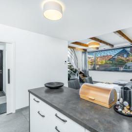 Dvouložnicový mezonetový apartmán se dvěma koupelnami v rodinné vile