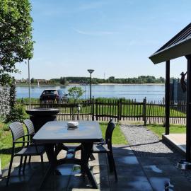 Tiny Haus Auszeit am See, hotelli kohteessa Lathum
