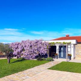 Casa Miranda - family comfort in a quiet area, near the sea, with BBQ and FREE parking