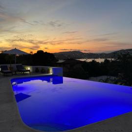 El Tular 002 2 bedroom villa 7 mins walk from La Ropa beach, Hotel in Zihuatanejo