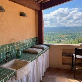 Village House With Valley View In Tourrettes, hotel sa Tourrettes