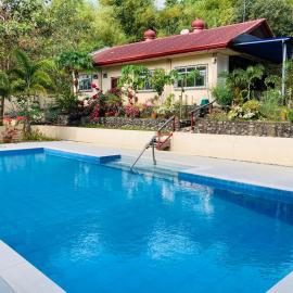 The poolhouse at McKirdy's mango farm, hotel en Sison