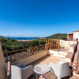 Baja Sardinia - Cala dei Ginepri, Villetta a 80m dalla Spiaggia, Hotel in Cala Bitta